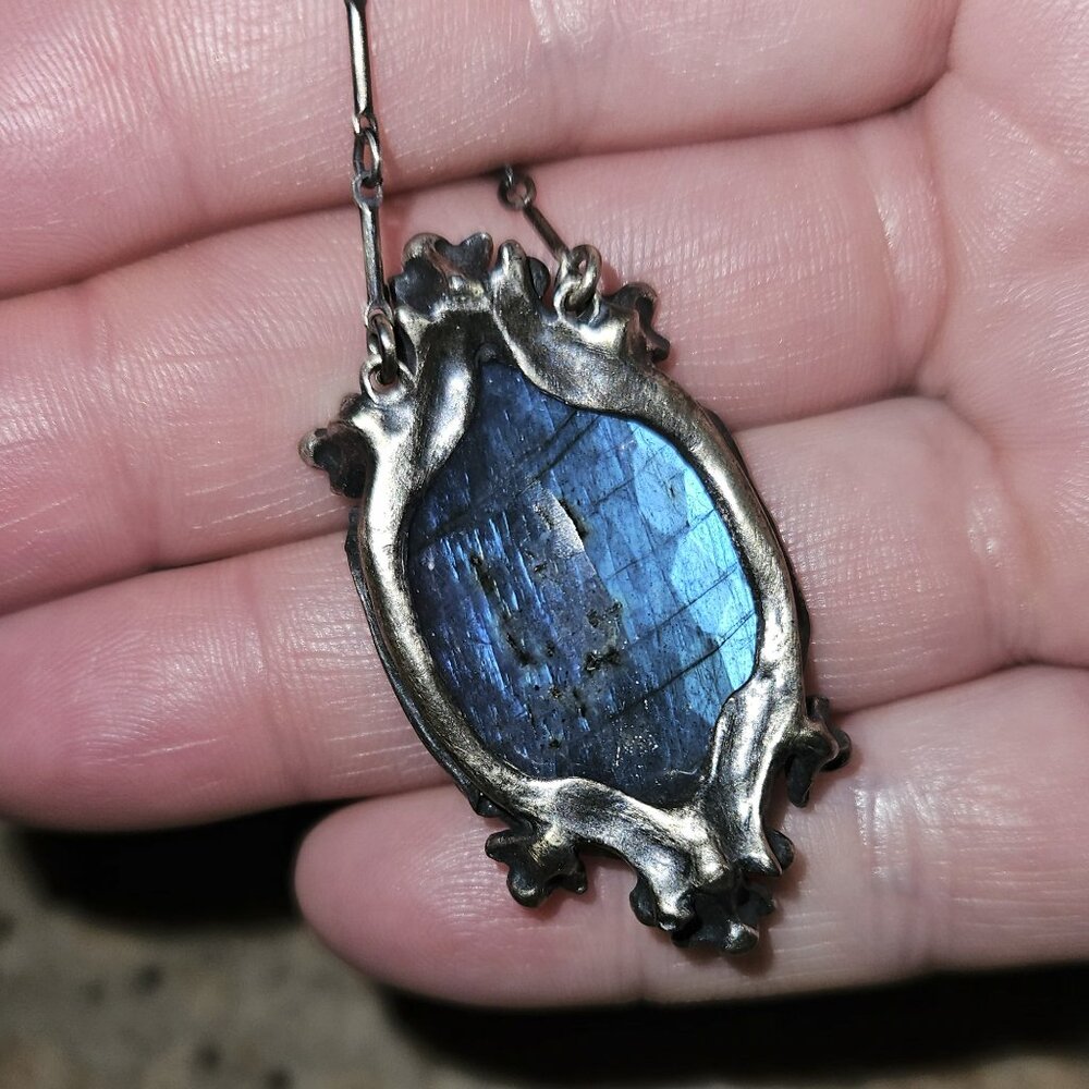 Bloodmilk The Pythia. Small Labradorite Necklace - Picture 6 of 8